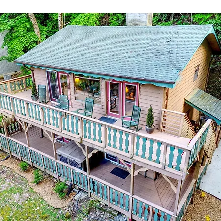 Mountain Chalet With Hot Tub !